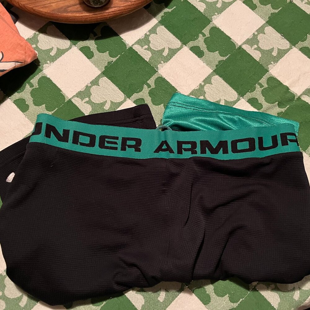 Under Armour Shorts Mens Medium Black with green basketball length shorts